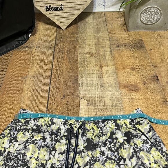 LULULEMON Jet Crop *Luxtreme (Slim) in Crosscourt Petal Black Clarity Yellow, 8 - Picture 12 of 16